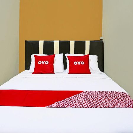 Oyo 91825 Ayu Lestari Homestay Nganjuk Eksteriør bilde