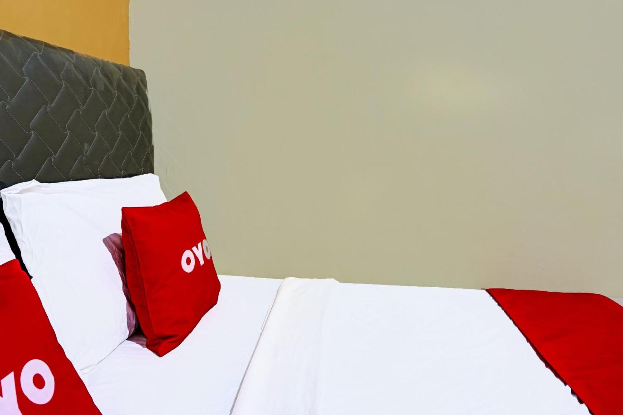 Oyo 91825 Ayu Lestari Homestay Nganjuk Eksteriør bilde