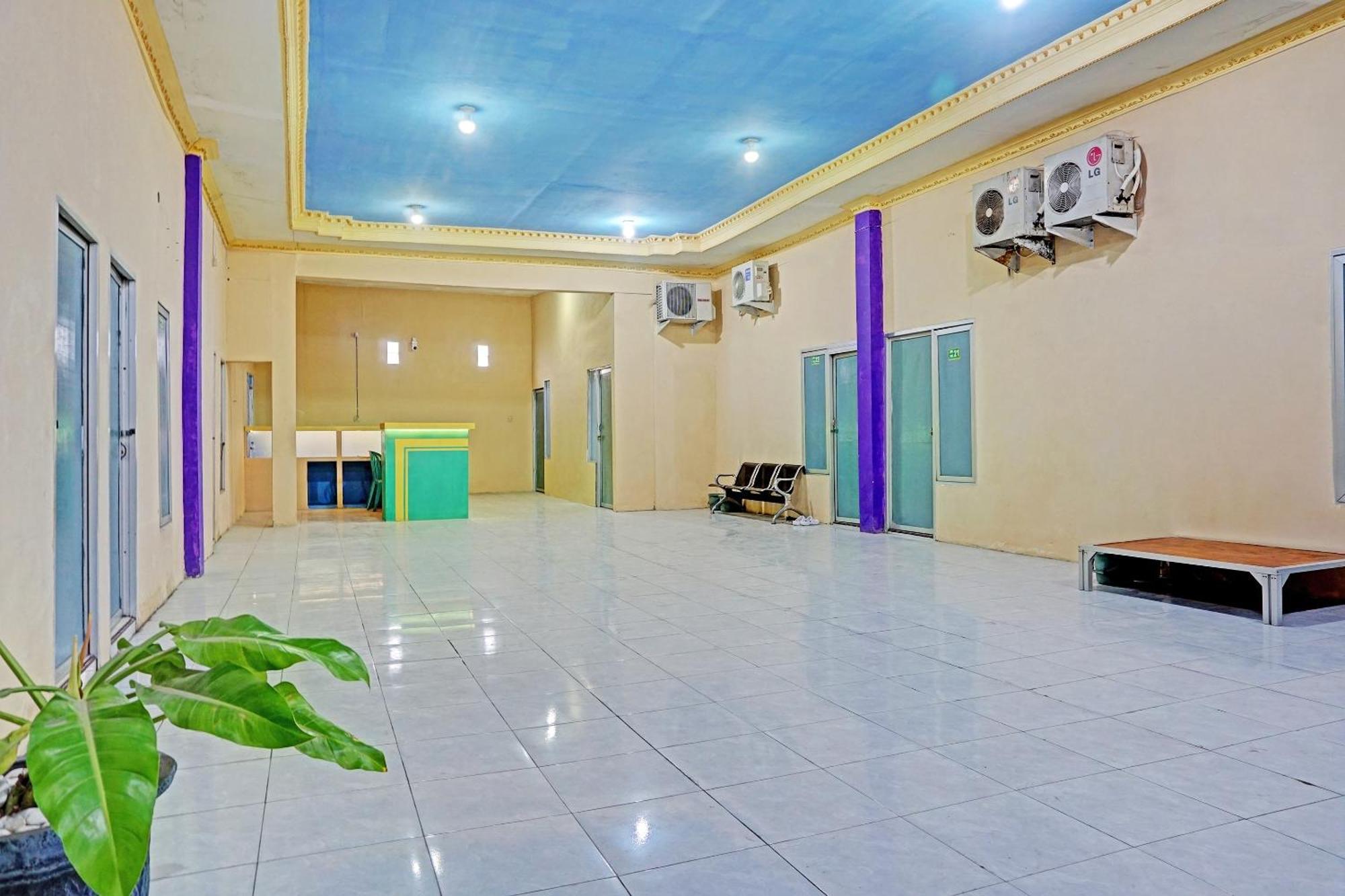 Oyo 91825 Ayu Lestari Homestay Nganjuk Eksteriør bilde