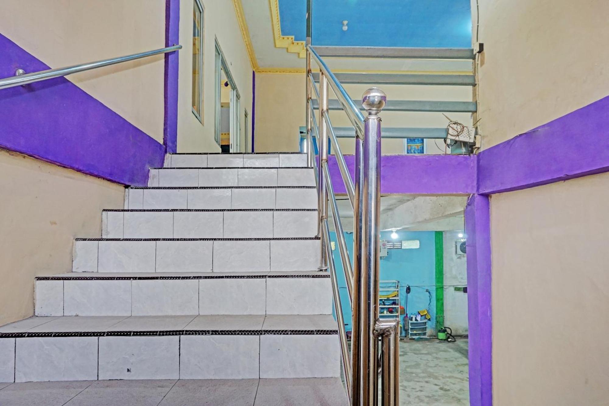 Oyo 91825 Ayu Lestari Homestay Nganjuk Eksteriør bilde