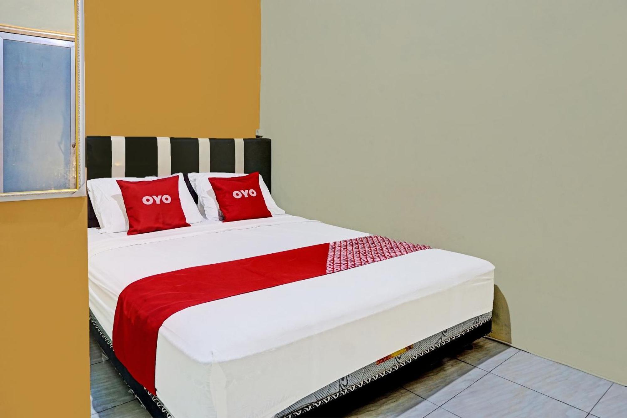 Oyo 91825 Ayu Lestari Homestay Nganjuk Eksteriør bilde