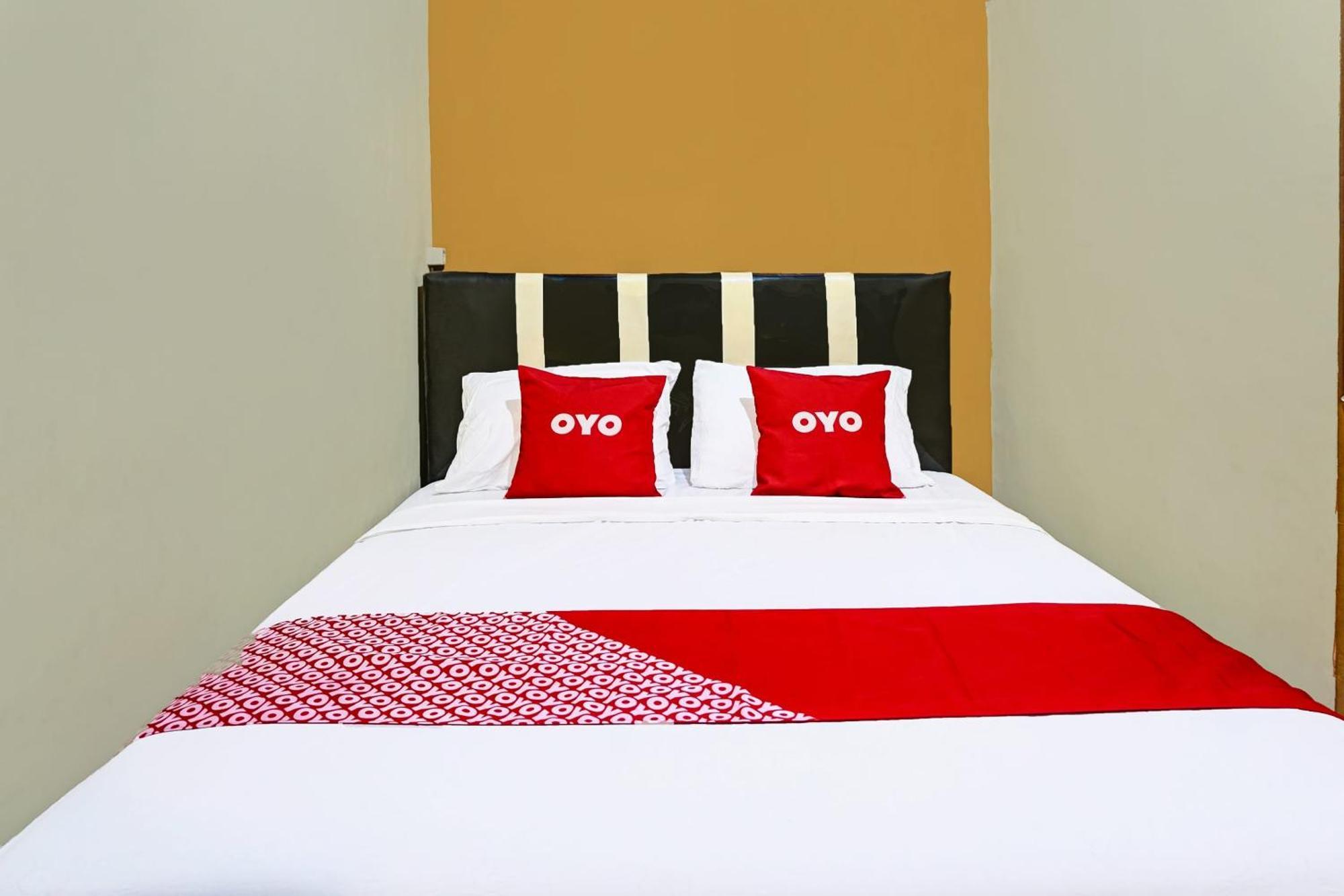 Oyo 91825 Ayu Lestari Homestay Nganjuk Eksteriør bilde
